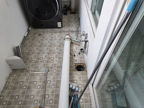부산 강서구 누수탐지 베란다 천장 얼룩의 위치와 번짐 방향을 기록하는 점검 장면